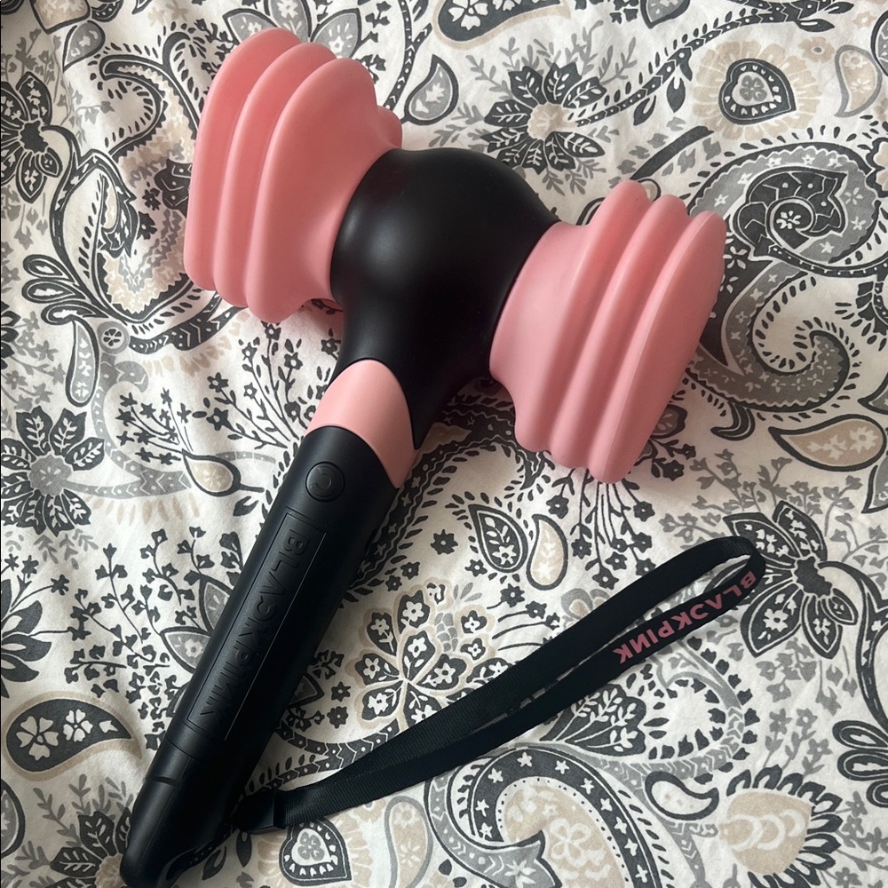 Black pink heart  deadline concert Hammer